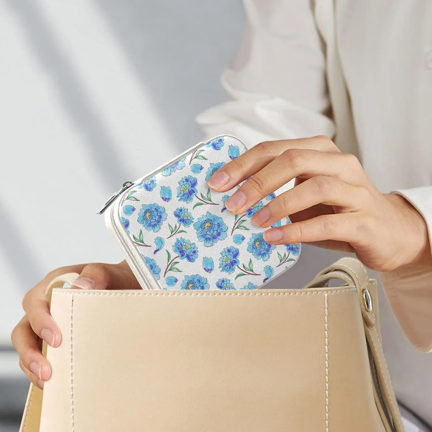 Blue Flowers White Travel Jewelry Case Jewelry Box Organizer for Women Girls Man Small Mini Portable Jewelry Storage Box for Earring Ring Necklace