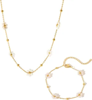 Daisy Flower Pearl Necklace Hand Link Chain Dainty Pearl Choker Necklace For Women As Flower Necklace Trendy Golden Necklaces As Summer Jewelry Daisy Gift as Bride Necklace Wedding Jewelry