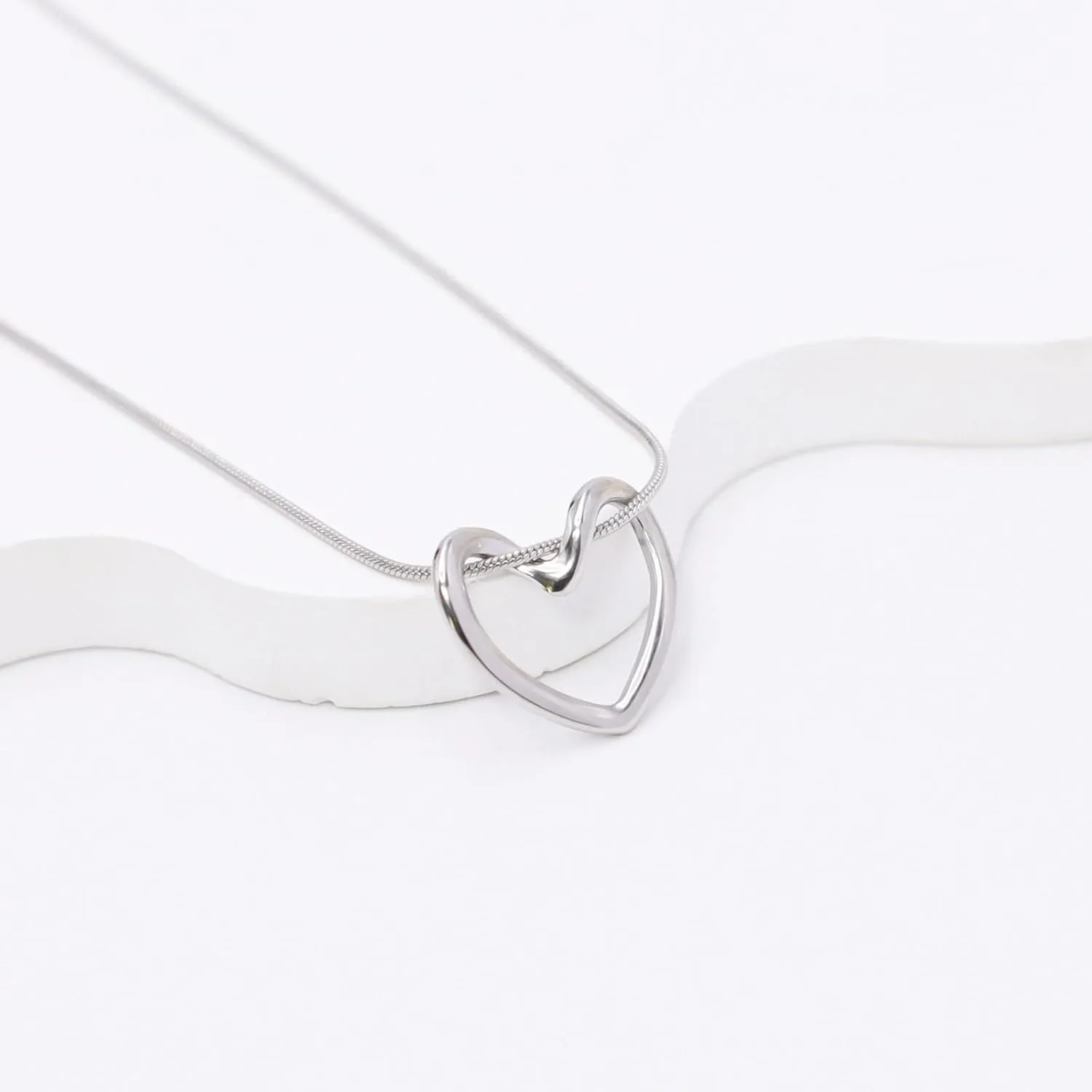 Love Word Necklace for Women Full Diamonds Dainty Necklace Rose Gold Plated Love Pendant Necklace with White CZ Elegant Women Jewelry Gift for Anniversaries & Valentine Day