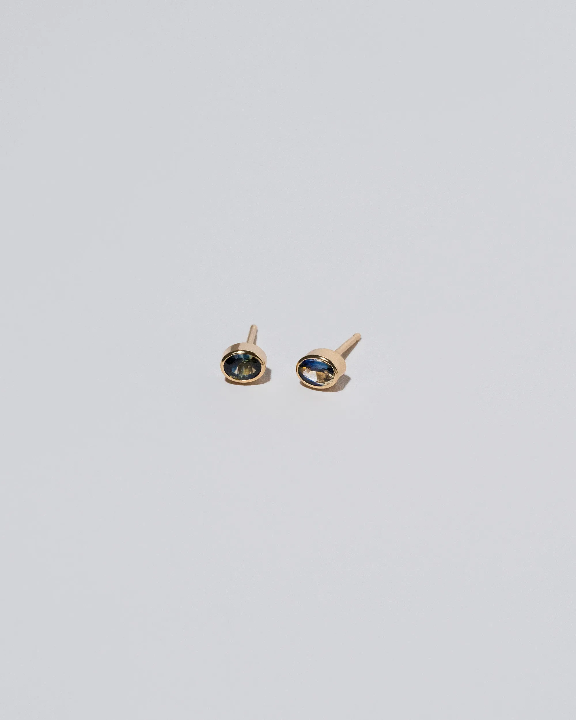 Oval Frame Stud Earrings - Bicolor Sapphire