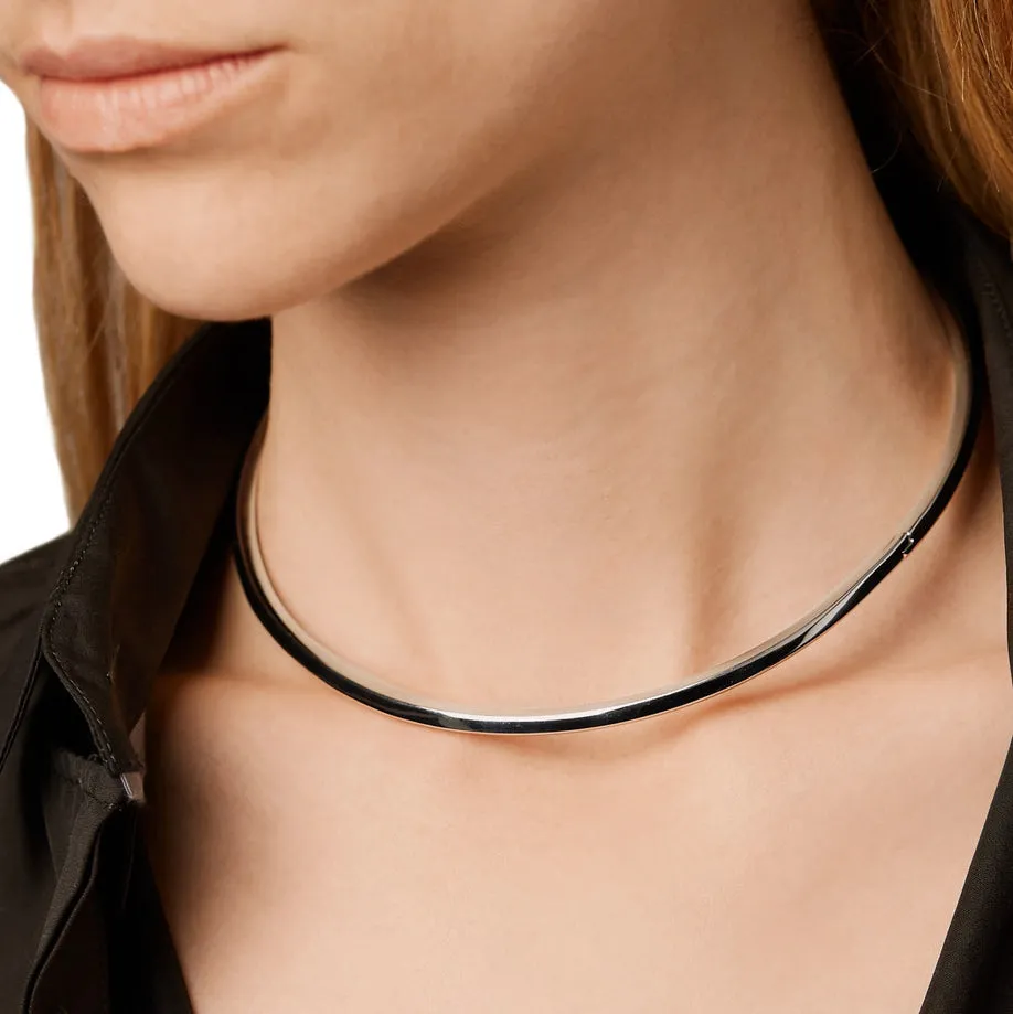 PEAKED COLLAR