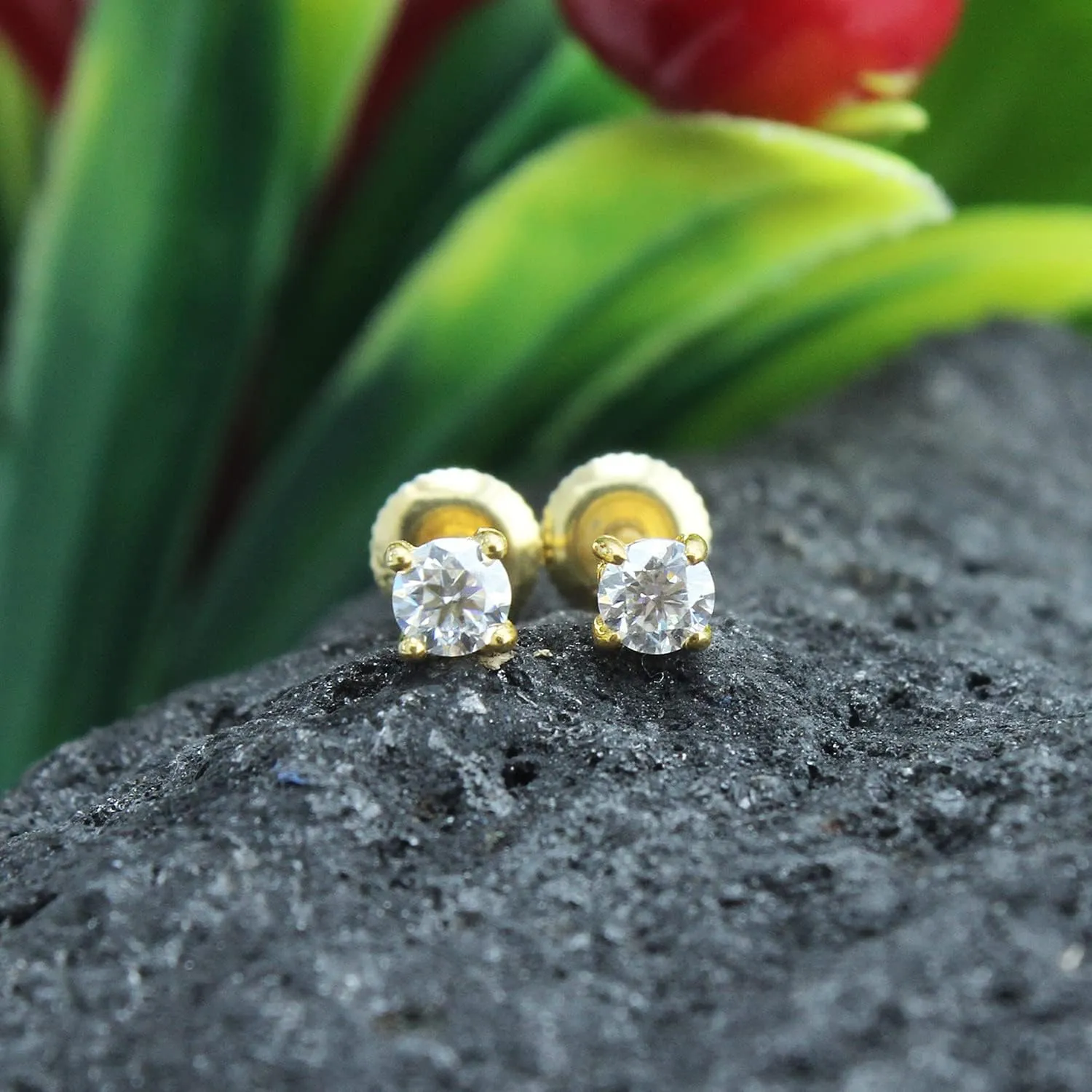 SAVEARTH DIAMONDS Moissanite Stud Earrings 0.20ct,18K Gold Plated 925 Sterling Silver Screw Back, Lab Round Cut Brilliant D Color VVS1 Clarity Moissanite Diamond Earrings Studs for Women Men